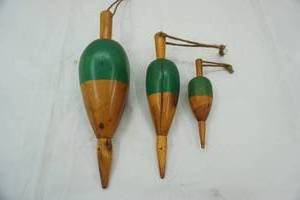 lot 458 image: Vintage wood bobbers