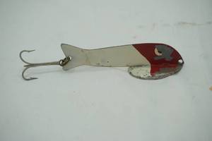 lot 525 image: Vintage Fishing Lure metal 3.5