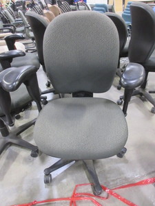 lot 251 image: HERMAN MILLER TASK CHAIRS