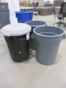 lot 113 image: RUBBERMAID 32 GALLON BRUTEHEAVY DUTY TRASH BINS