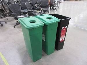 lot 115 image: CONTINENTAL  23 GALLON RECYCLE BINS WITH 2 LIDS
