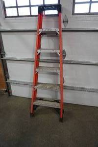lot 15 image: Werner Model NXT1A06 Professional Series 6 Fiberglass Step Ladder