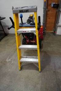 lot 16 image: Keller Model 774 4 Fiberglass Step Ladder