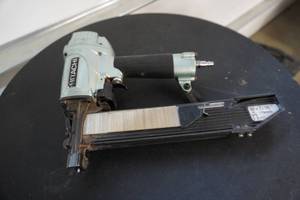 lot 31 image: Hitachi Model 5008AC2 716 Standard Pnuematic Crown Staple Gun