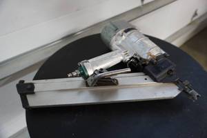 lot 33 image: Metabo 3 14 Pneumatic Clip Head Nailer