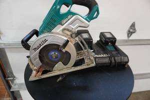 lot 37 image: Makita Model SH06 36 Volt Cordless Circular Saw With Charger