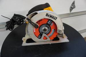 lot 40 image: DeWalt Model DWE575SB Power Circular Saw