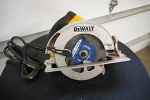 lot 41 image: DeWalt Model DWE575SB Power Circular Saw