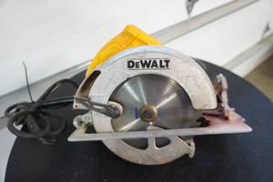 lot 42 image: DeWalt Model DWE575 Power Circular Saw