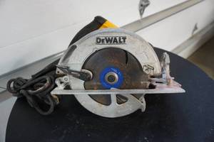 lot 44 image: DeWalt Model DWE575SB Power Circular Saw
