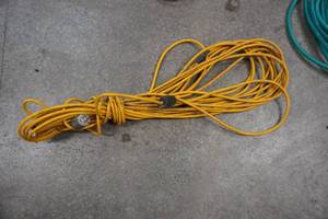 lot 21 image: 100 Electrical Extension Power Cord