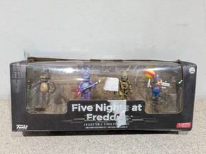 lot 55 image: NEW FIVE NIGHTS AT FREDDYS COLLECTIBLE VINYL FIGURE SET