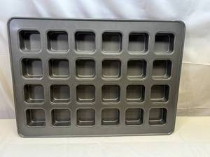 lot 28 image: 2.25 x 2.25 Mini Cake Pan