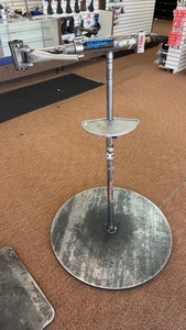 lot 104 image: Used Heavy-Duty park Tool Bicycle Repair Stand