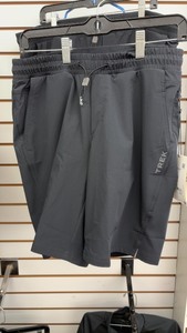 lot 604 image: Mens Trek Quantum Fitness Shorts, Size S