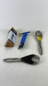 lot 724 image: Heavy Duty Grease Gun with Tools
