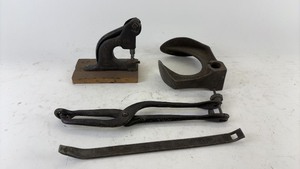 lot 742 image: Vintage Cobblers Tool Set with Lasting Stand and Shoe Repair Accessories