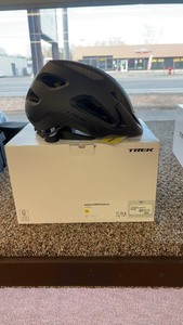 lot 381 image: Trek Solstice MIPS Helmet in Black SM