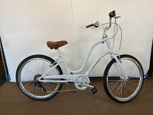lot 11 image: Electra Townie 7 Speed Cruiser Bicycle  - NEW - $599 MSRP
