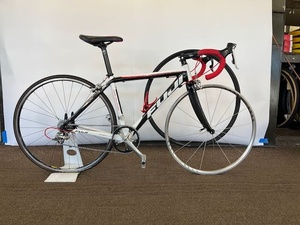 lot 62 image: Fuji SL 1.0 Road Bike with Shimano Ultegra Components