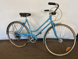 lot 68 image: Vintage Schwinn Ladies 10-Speed Bicycle