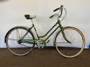 lot 61 image: Vintage Raleigh Sports Green Bicycle with Sturmey Archer Shifter