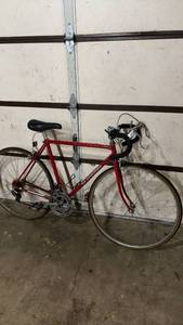 lot 71 image: Schwinn Caliente Vintage Red Road Bicycle