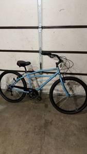 lot 75 image: Schwinn 27.5 Inch Bicycle - Blue
