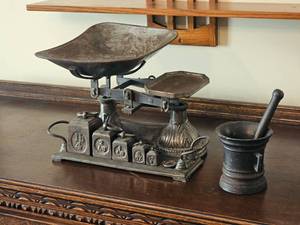 lot 14 image: Antique Cast Iron Postal Scale & Weights