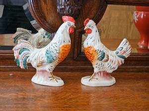 lot 238 image: Vintage Pair of Czechoslovakian Rooster & Hen