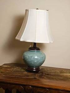 lot 357 image: Chinese Caledon Glaze Ginger Gar Table Lamp