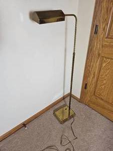 lot 72 image: MCM Brass Extension Floor Lamp
