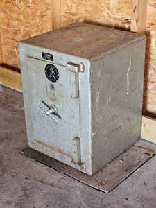 lot 202 image: Victoria Safe Company Safe
