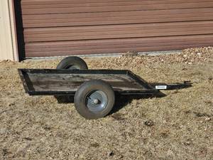 lot 423 image: Lawn Tractor Utility Trailer