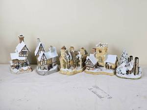 lot 270 image: David Winter Cottages Christmas Village Pieces Group A