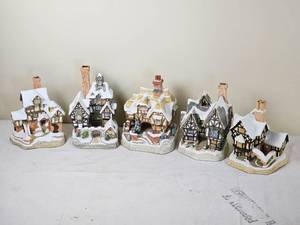 lot 271 image: David Winter Cottages Christmas Village Pieces Group B