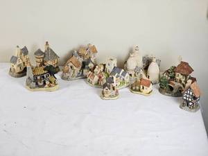lot 272 image: David Winter Cottage Village