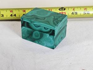 lot 373 image: Pretty Malachite Trinket Box