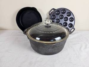 lot 374 image: Vintage Cast iron Pot 10 & Skillet Pan 8