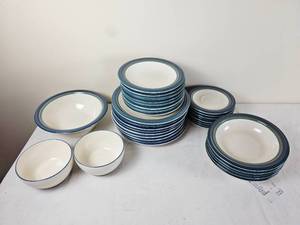 lot 263 image: Stylish Pfaltzgraff Ocean Breeze Pattern Dinnerware Set