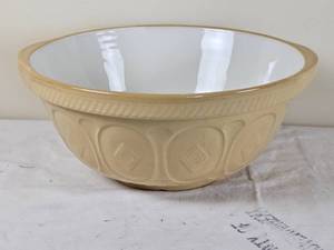lot 364 image: Greens 13 Ceramic Mixing Bowl