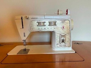 lot 98 image: Singer Golden Touch & Sew Sewing Machine in Blonde Table