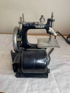 lot 99 image: Antique Singer 20-2 Childrens Sewing Machine