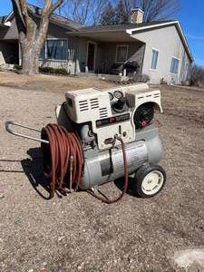 lot 426 image: Craftsman Paint Air Compressor