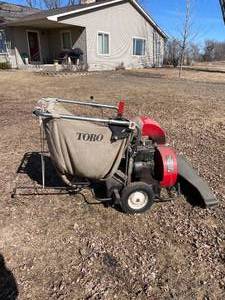 lot 427 image: Toro 5hp Lawn Vacuum