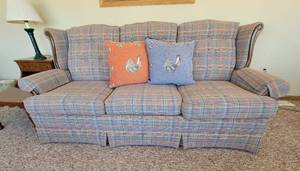 lot 186 image: King Hickory Tweed 3 Cushion Sleeper Sofa
