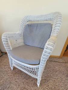 lot 188 image: Charming White Wicker Arm Chair Set