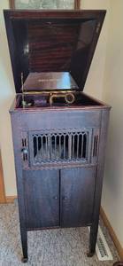 lot 190 image: Antique Aeolian Voalio Grabiola Record Player with Record Collection