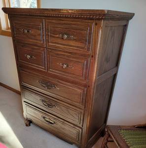 lot 195 image: Egg and Dart Trimmed Oak 5 Drawer Tall Dresser