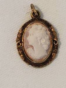 lot 139 image: 18K BHG Carved Cameo Pendant